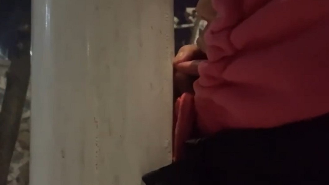 張男舌頭被牢牢黏住。(圖/翻攝自微博)