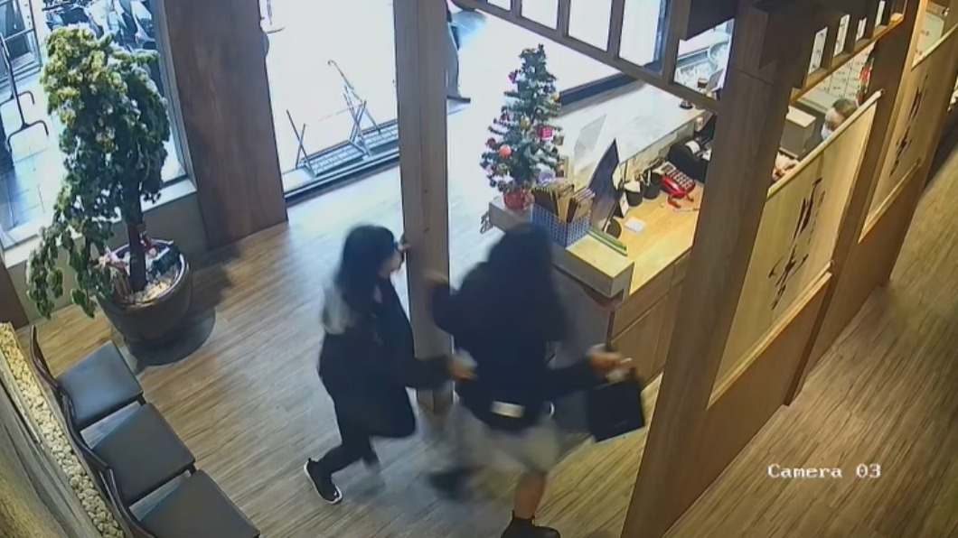 2少女慌張跑進火鍋店求救。(圖/翻攝自爆料公社二社)