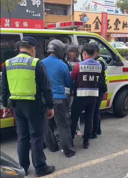警方將其強制送醫。(圖/翻攝自爆料公社二社)