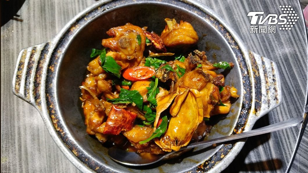 「三杯雞」顧名思義就是加入醬油、米酒、麻油各一杯。（示意圖／shutterstock達志影像）