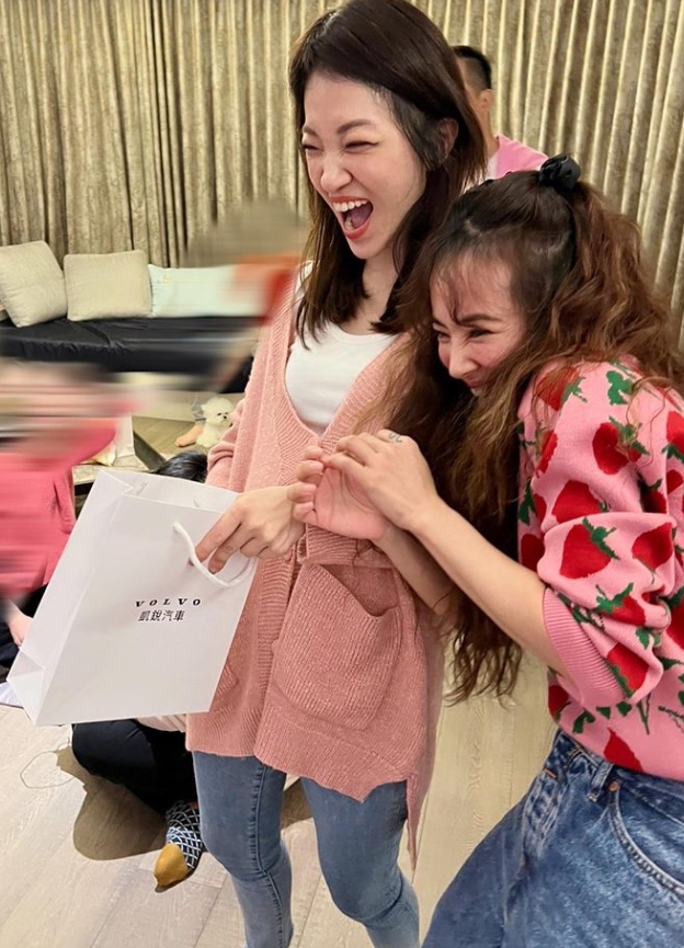 蔡依林和家人玩交換禮物。（圖／翻攝自jo_tsai_ IG）