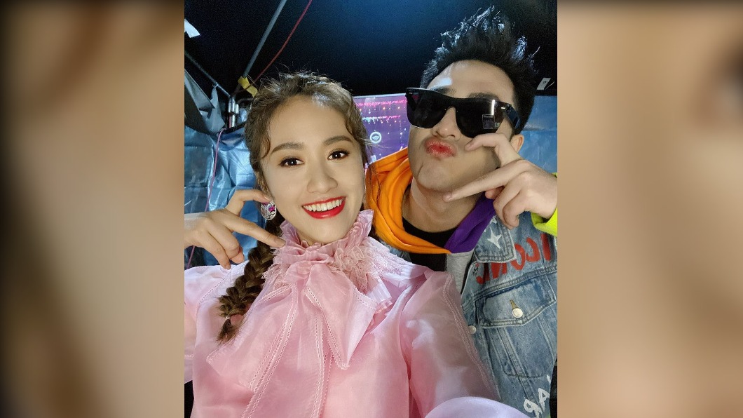 鹿希派交保時是姊姊吳姍儒派助理協助。(圖/翻攝鹿希派Instagram)