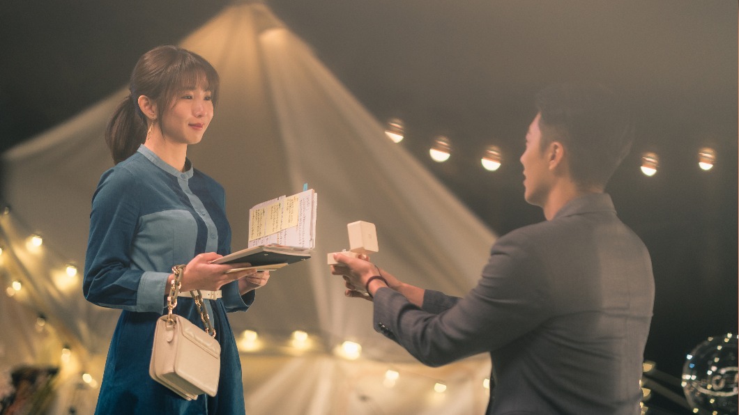 蔡凡熙（右）營造浪漫氛圍向郭書瑤下跪求婚。（圖／皮諾丘電影提供）
