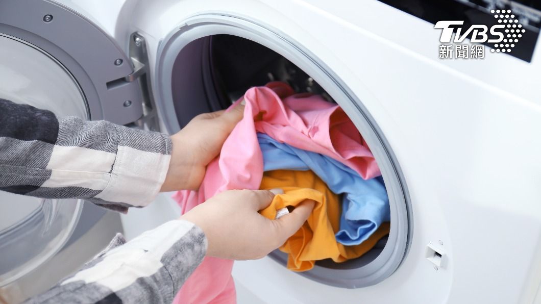 烘衣時多放一條乾毛巾可以加速脫水效果。(示意圖/Shutterstock 達志影像)
