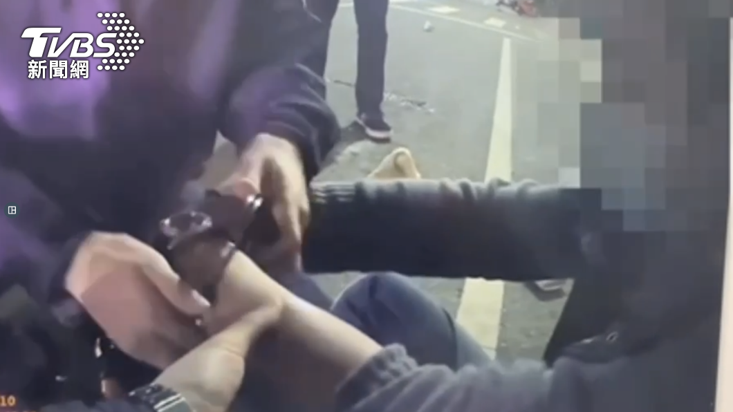 酒駕肇事黃姓男子被警方上銬。圖/TVBS