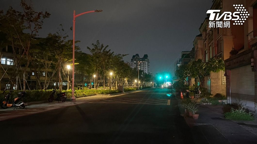 又出包！高市鳳山路燈不亮　養工處：電源開關跳脫