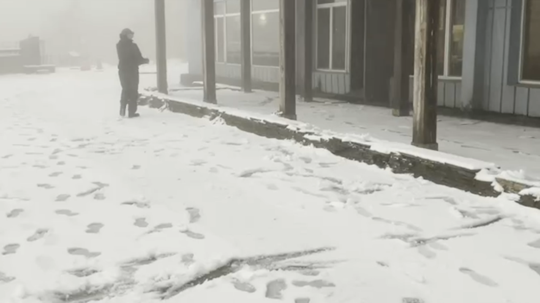 合歡山成了銀白世界。(圖/松雪樓提供)