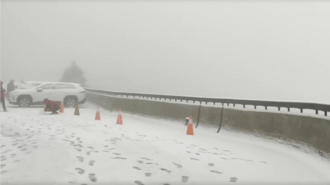 松雪樓雪最大,停車場已被白雪覆蓋。(圖/松雪樓提供)