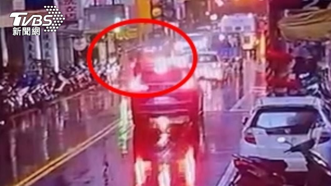 砰!77歲婦人穿越馬路遭娃娃車撞倒地 出血性休克死亡