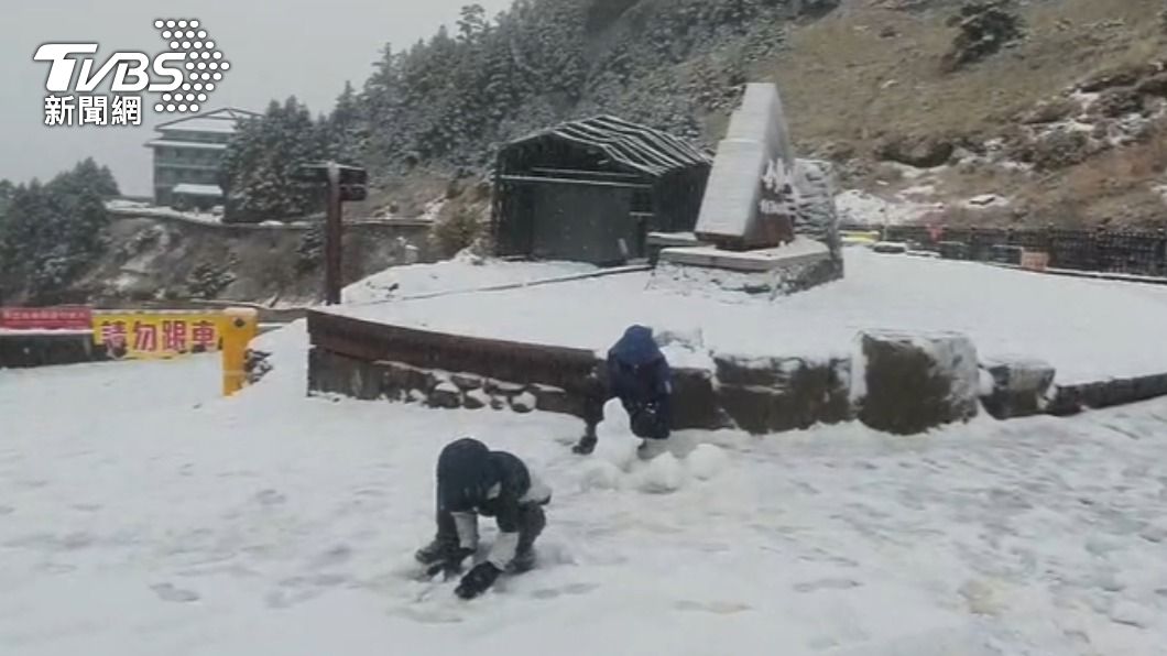 合歡山昨日降雪，小朋友開心堆雪人。（圖／TVBS資料畫面）