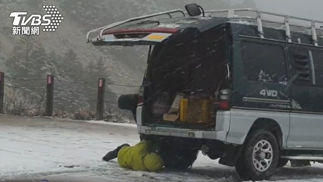 民眾為愛車加裝雪鏈。(圖/TVBS)