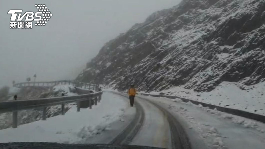 合歡山路面積雪。(圖/TVBS)