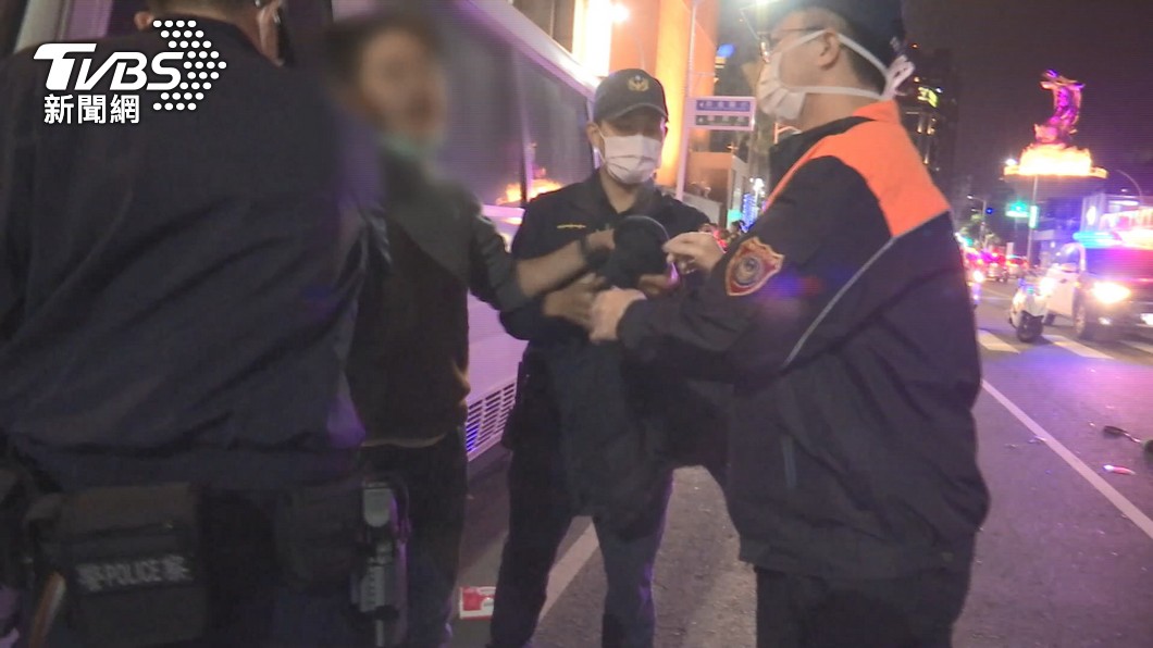 黃男被捕時已經爛醉。（圖／TVBS）