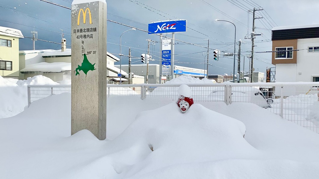 暴雪狂襲！麥當勞叔叔探頭求救　日網傻眼：真・冰雪奇緣