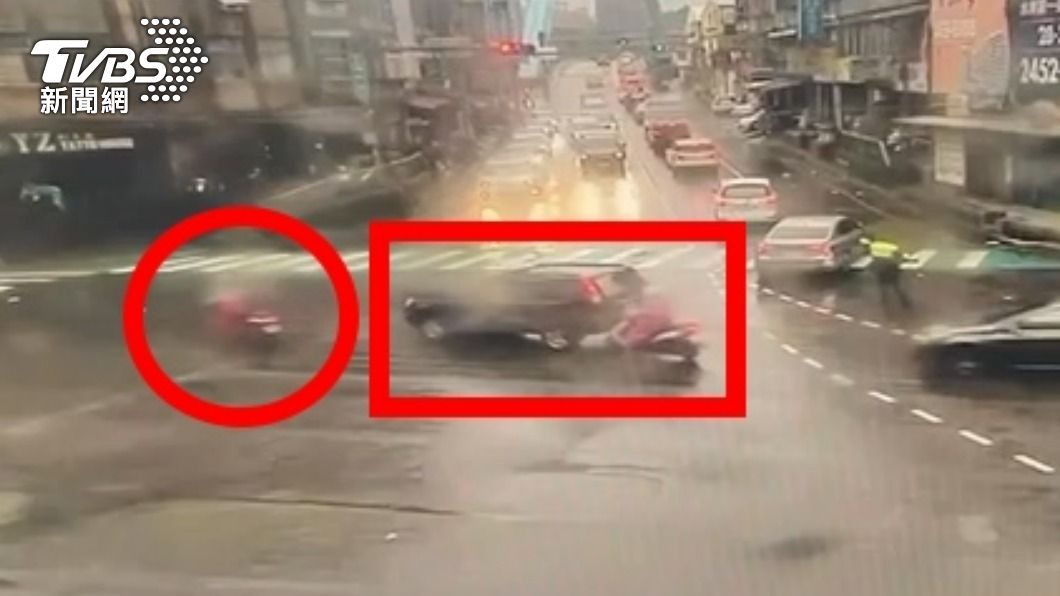 休旅車為了閃避前方車輛急煞卻被後車撞上。(圖/TVBS)