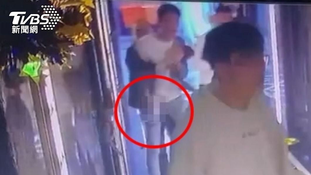 王男持槍攻擊。(圖/民眾提供)