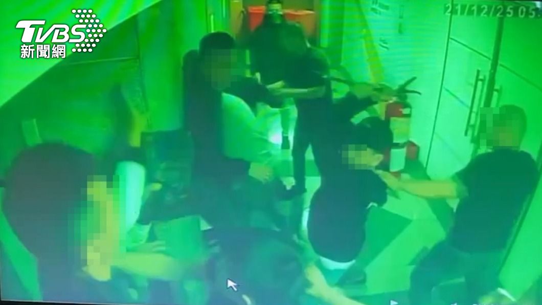 酒客拿滅火器狂毆王男。(圖/民眾提供)