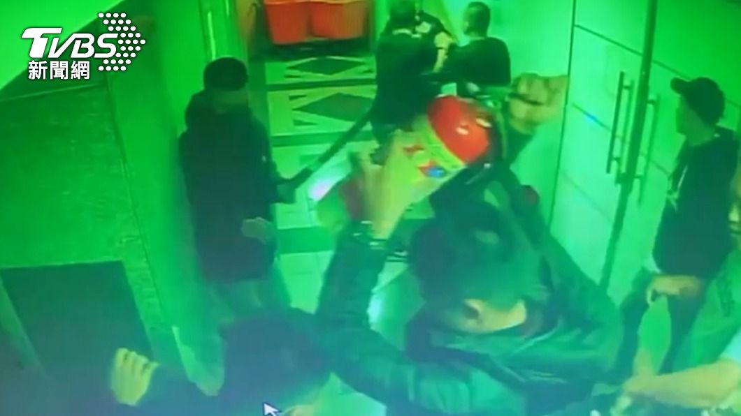滅火器變成傷人武器。(圖/民眾提供)
