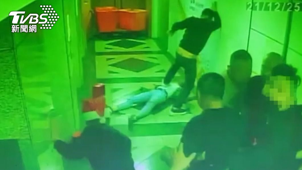 王男倒地還被踹。(圖/民眾提供)