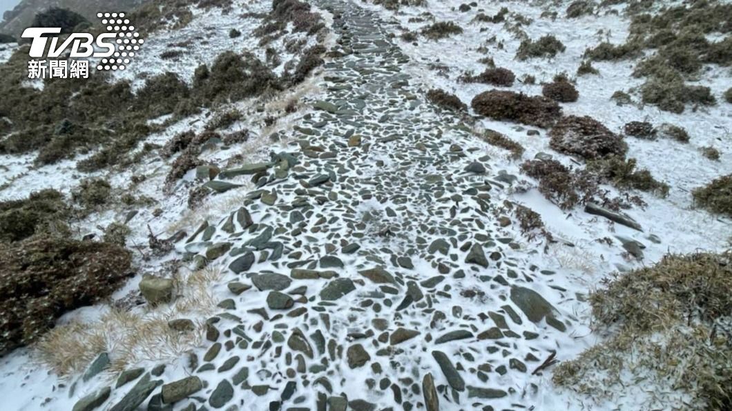 嘉明湖山區下雪霰,步道結冰。(圖/中央社)