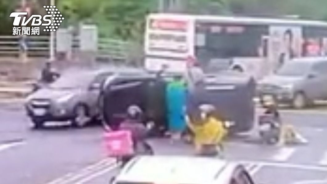 駕駛爬上休旅車查看。(圖/TVBS)