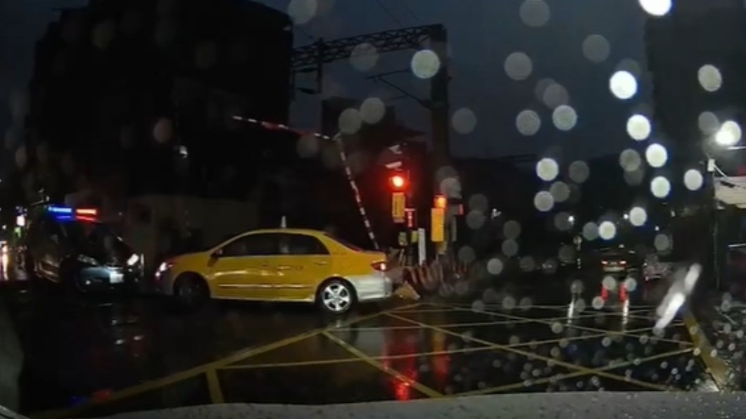 又是暖暖!基隆警車卡平交道 機警民眾衝上前救援