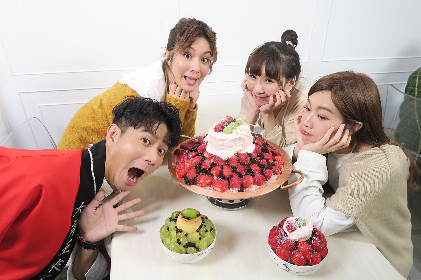 主持人郭彥均、來賓莎莎、大胃女王艾嘉和森森到台南吃巨無霸草莓賓士鍋。（圖／緯來綜合台提供）