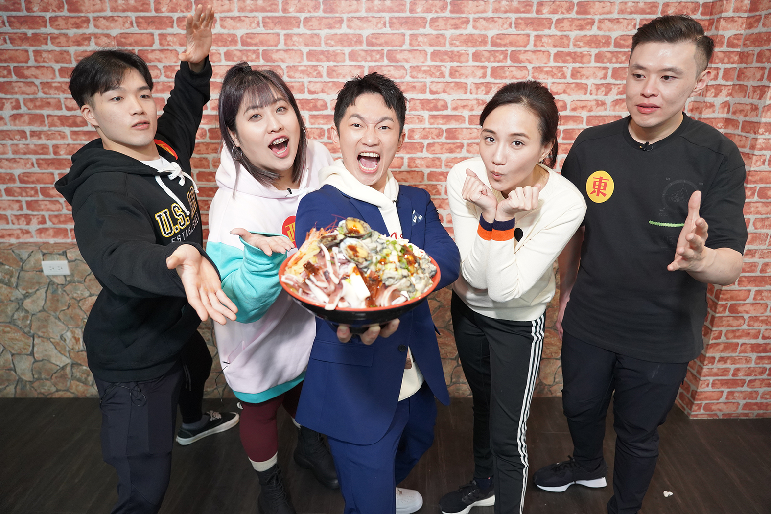 主持人蔡昌憲、來賓何妤玟跟佳沁，大胃王丁丁和豪豪到宜蘭吃3公斤海鮮蓋飯。（圖／緯來綜合台提供）