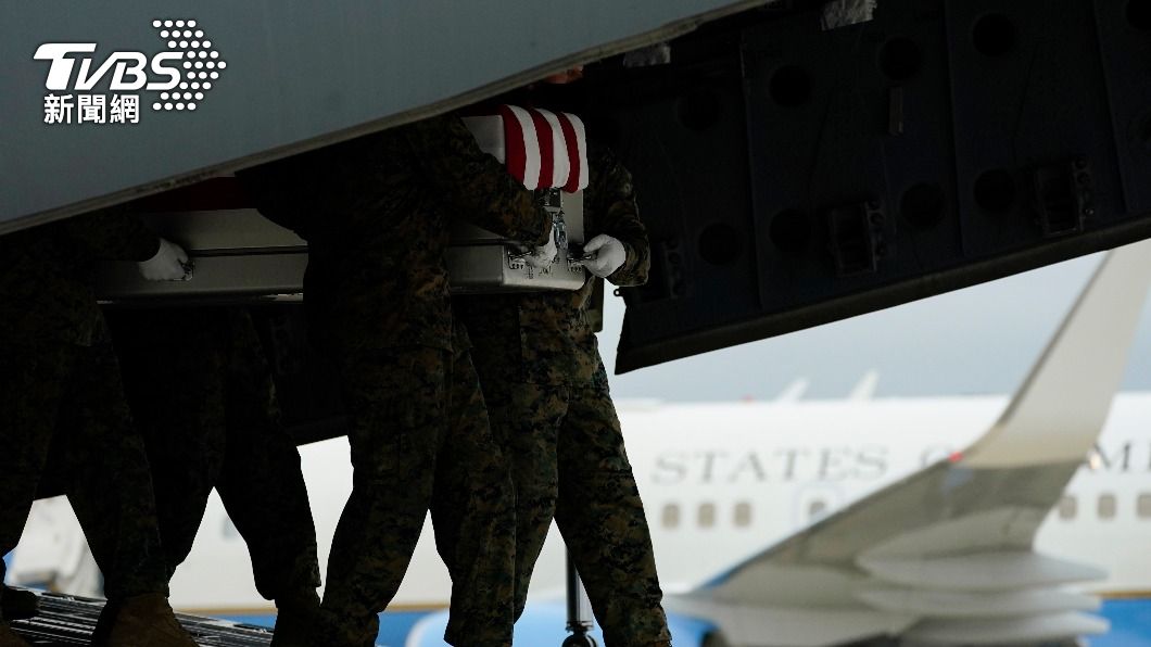海軍陸戰隊參謀中士胡佛Darin T. Hoover，協助千人撤離阿富汗時，在機場遭到炸彈恐攻殉職，他的靈柩於8月29日運回美國多佛空軍基地。（圖／達志影像美聯社）