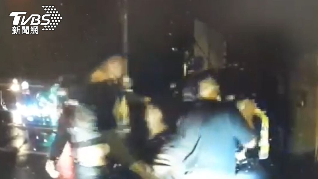 友人敬酒遭冷落!莽男幫出氣 小吃攤上演2打2鬥毆