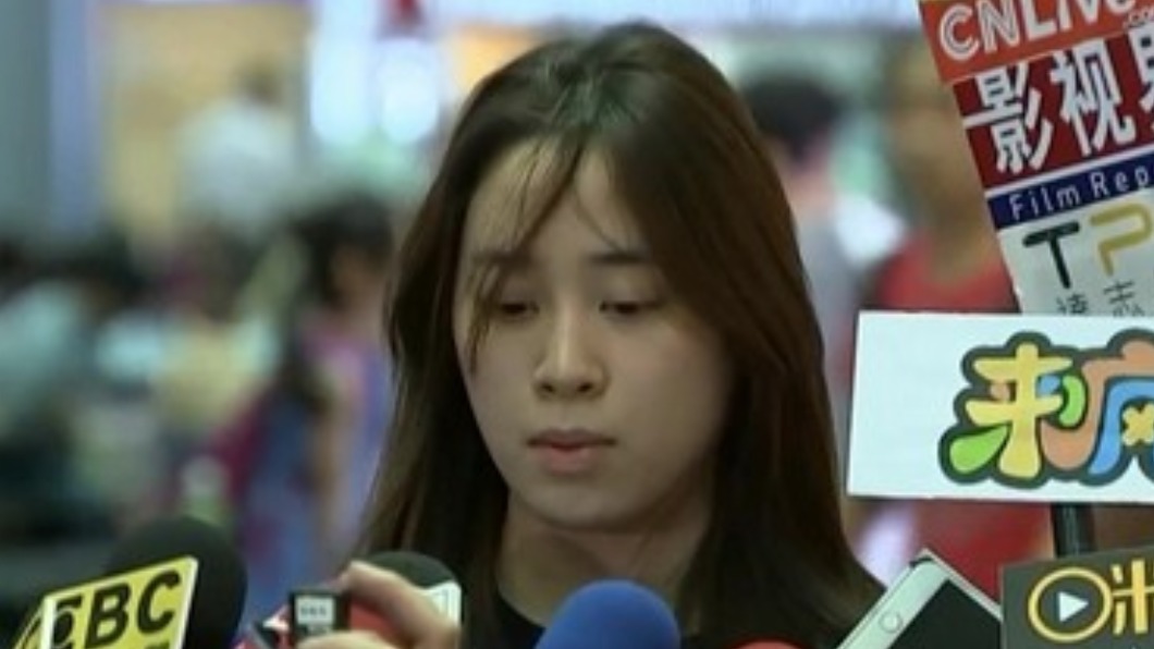 歐陽妮妮2016年找槍手代考期末考,在機場被大批媒體包圍。(圖/TVBS資料畫面)