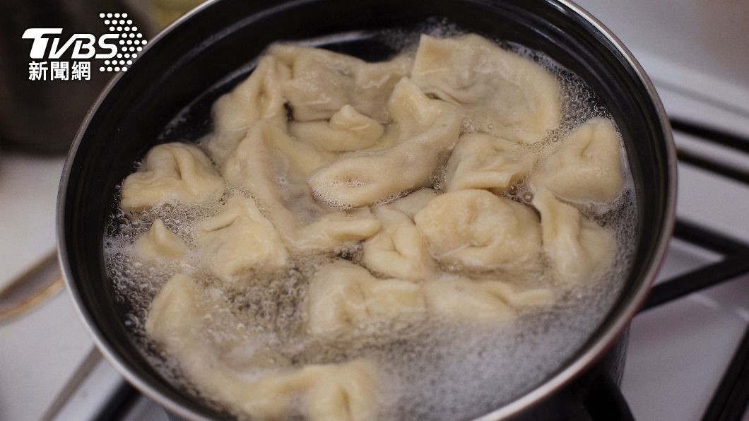 網友指出,大陸人煮完水餃會繼續利用鍋內的水。(示意圖/shutterstock 達志影像)