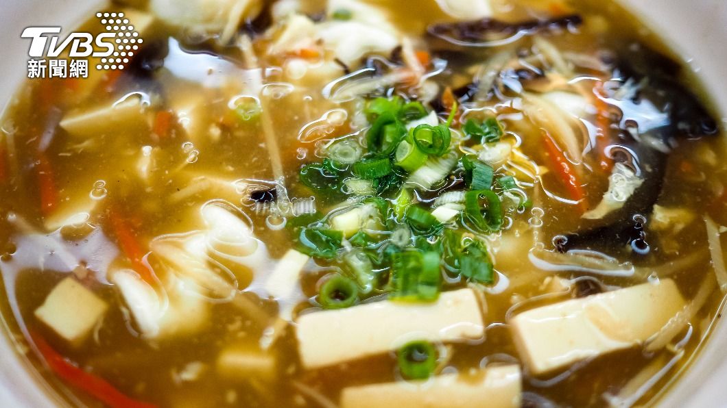 許多賣水餃的業者會同時販售酸辣湯。(示意圖/shutterstock 達志影像)
