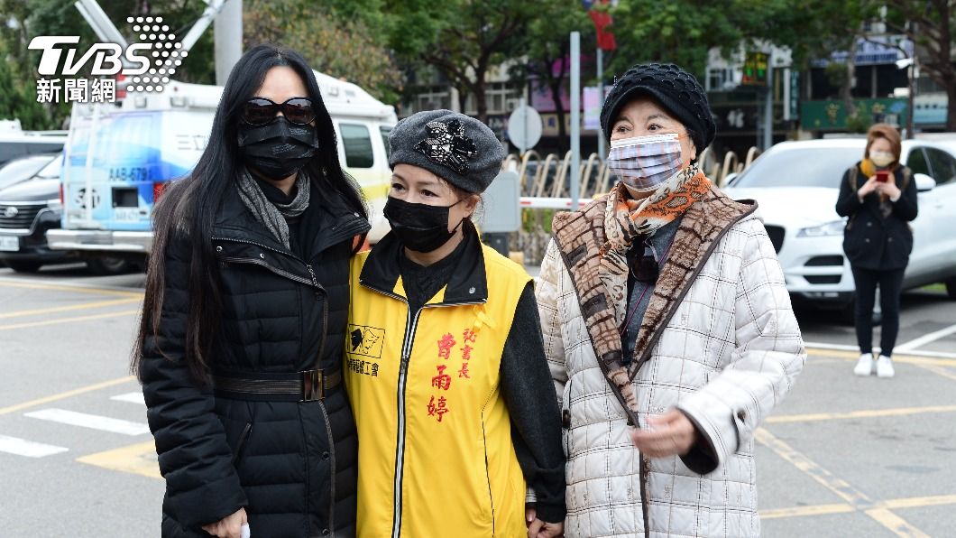 左起狄鶯、曹雨婷、王滿嬌到現場送陳松勇最後一程。(圖/TVBS)