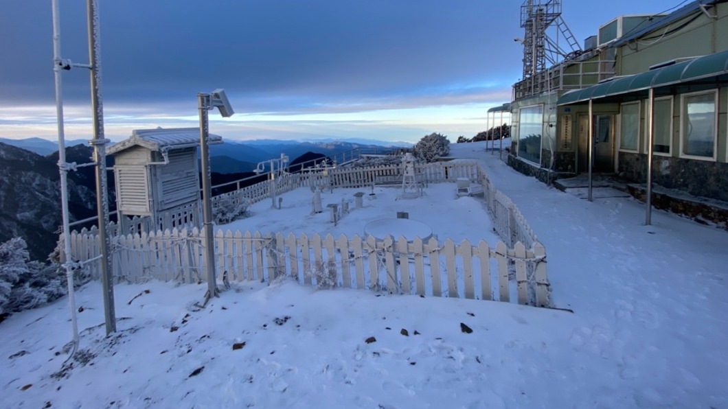 上午7時30分玉山積雪達2公分。（圖／中央氣象局提供）