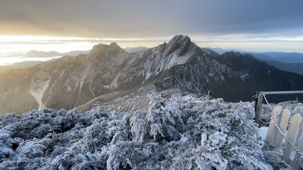 目前水氣減少玉山已停雪。（圖／中央氣象局提供）