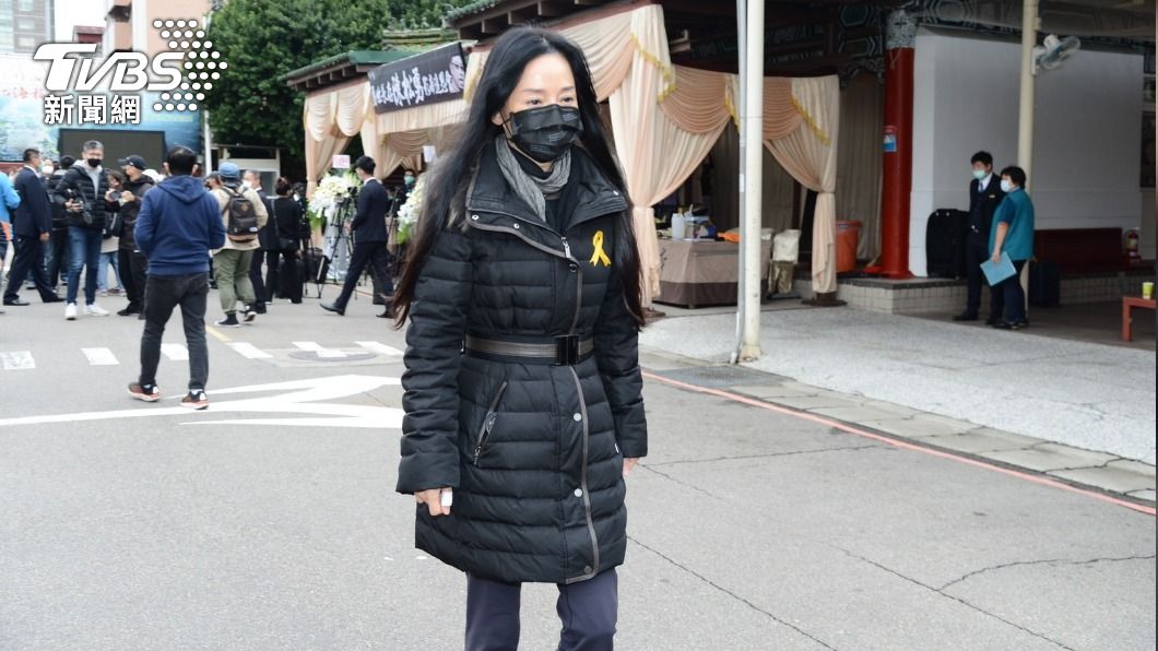 狄鶯全身黑現身陳松勇靈堂　暴瘦一圈認不出