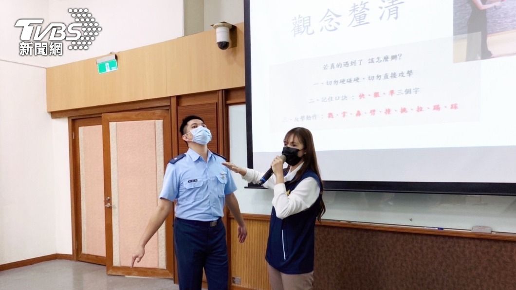 潘蒔恩於校園宣導各種重要主題。（圖／警方提供）
