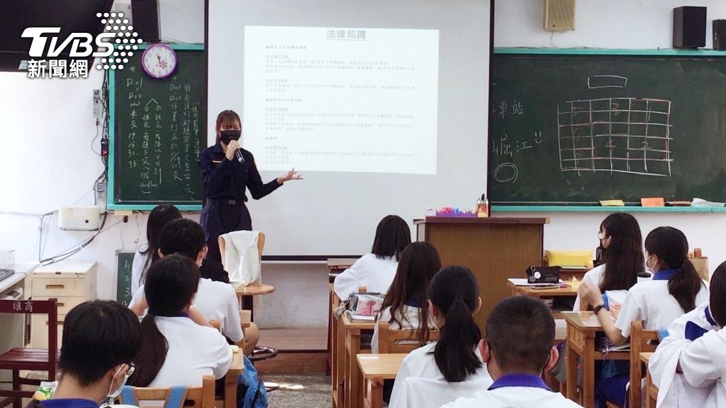 潘蒔恩於校園宣導各種重要主題。（圖／警方提供）