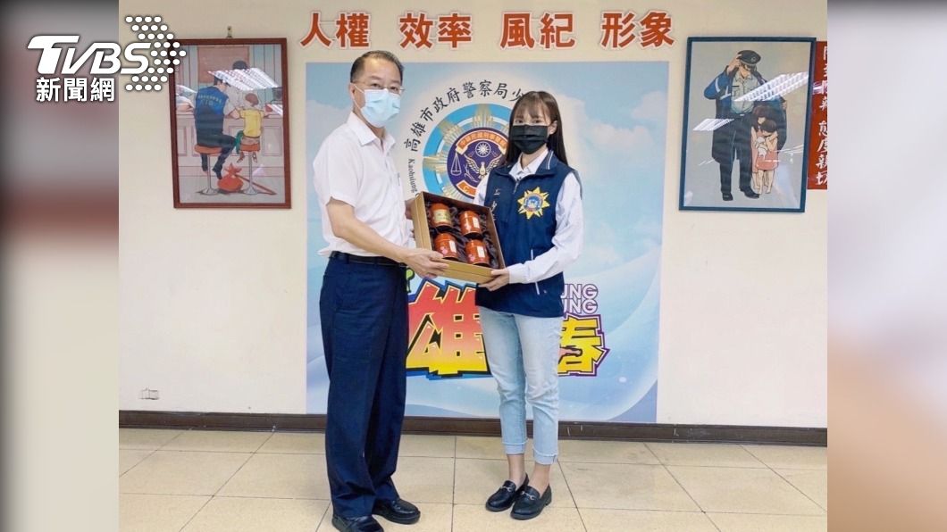 潘蒔恩獲頒局長破案茶。（圖／警方提供）