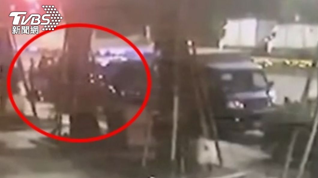 近10名惡煞當街痛毆被害人強押上車。(圖/TVBS)