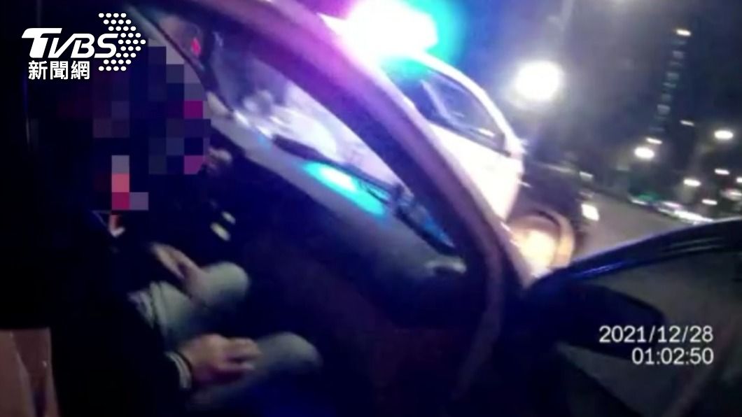 警方攔下犯嫌車輛。(圖/TVBS)