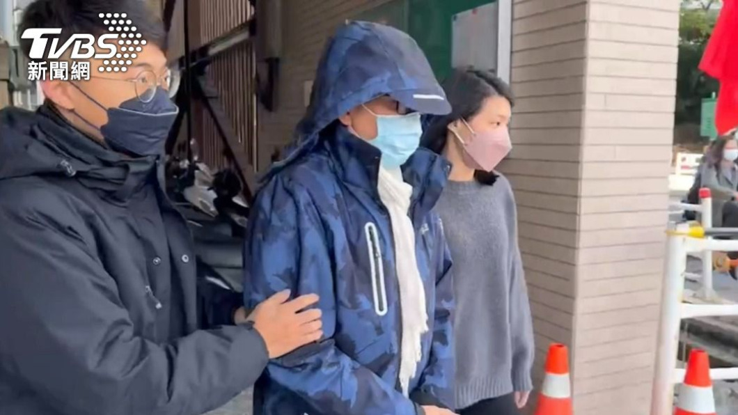 宋少卿表示當時為了撿手機不慎撞車。(圖/TVBS)