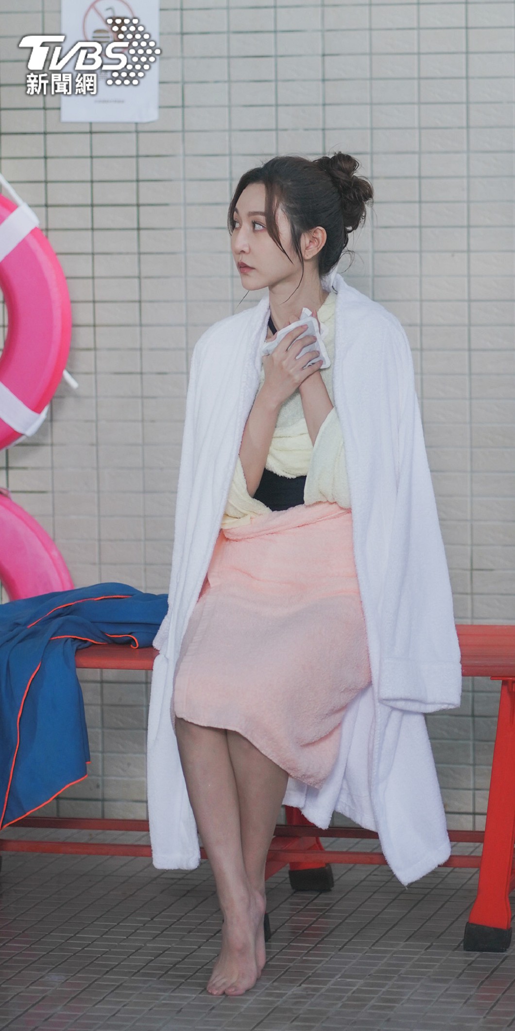 曾莞婷低溫拍攝游泳戲。(圖/TVBS)