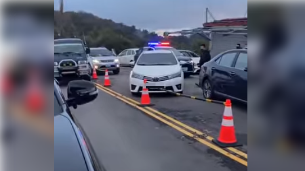 合歡山追雪亂象！多車逆向插隊　警飆罵：不退後不放行