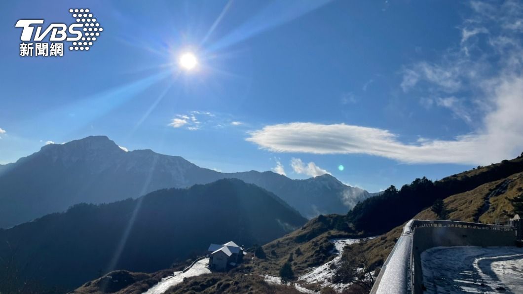 好美!合歡山大晴天 天光殘雪輝映 雲海纏繞青山