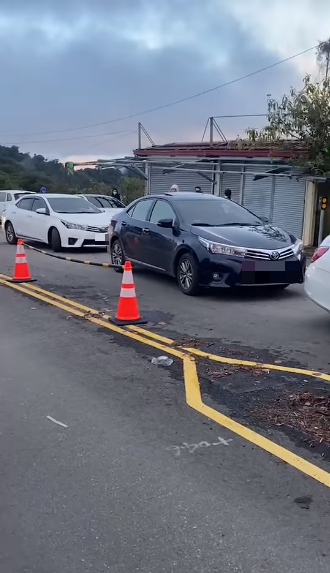 10幾輛轎車逆向插隊，警察怒罵：「不後退我就不放行」。（圖／翻攝自臺灣追雪團）