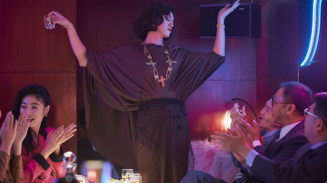吳慷仁飾演愛扮女裝的媽媽桑,為戲學跳舞、穿高跟鞋。(圖/Netflix、百聿數碼提供)