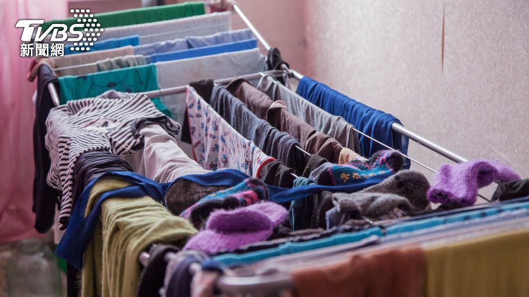 冬天衣服晾不乾會有異味。(示意圖/shutterstock達志影像)