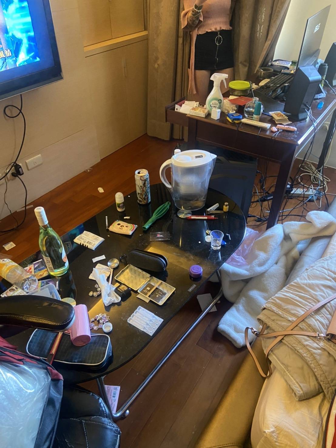 警方於張男屋內查獲K盤、大麻、笑氣、毒咖啡包等毒品。(圖/警方提供)
